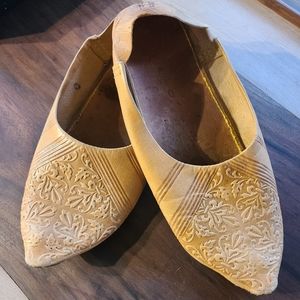 Handmade vintage leather Indian slippers